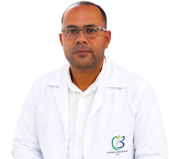 Dr. Engels García, dermatólogo de Clínica Boyacá