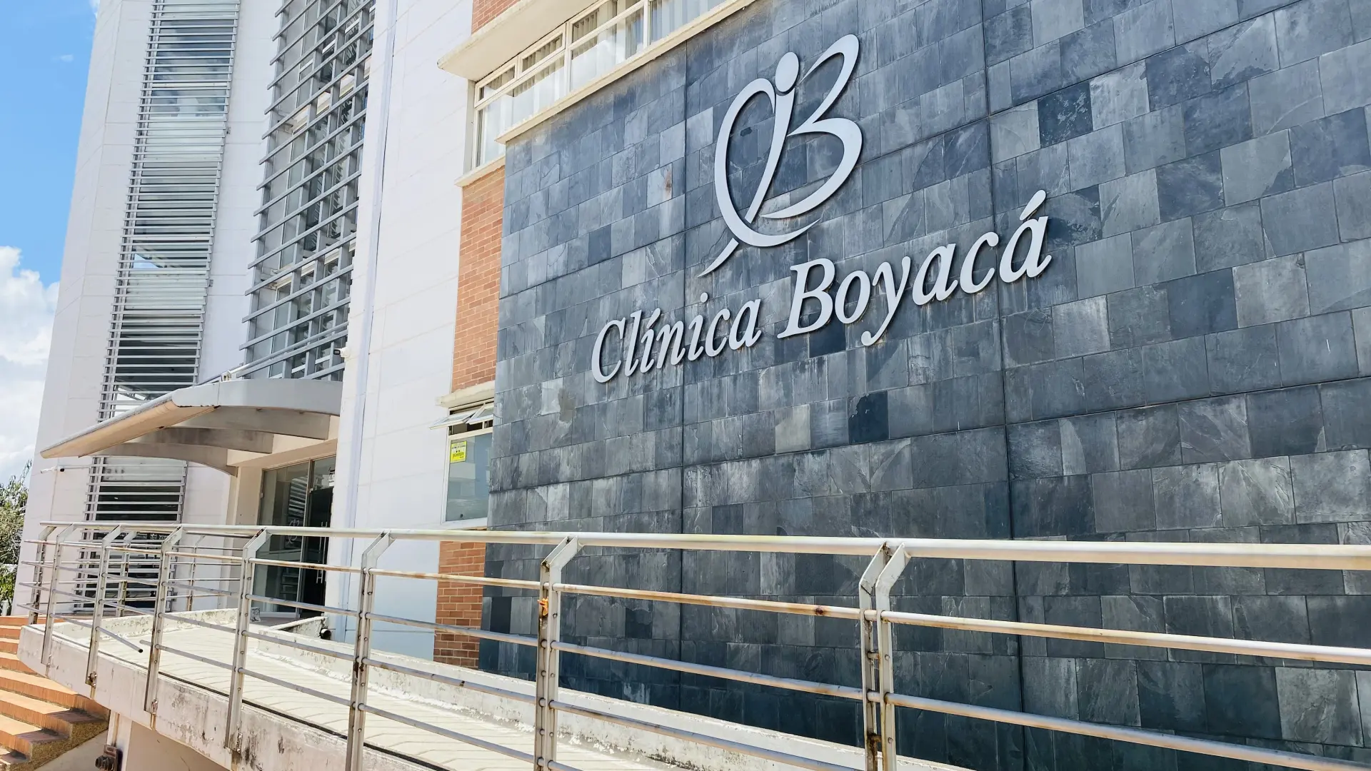 Letrero entrada Clínica Boyacá